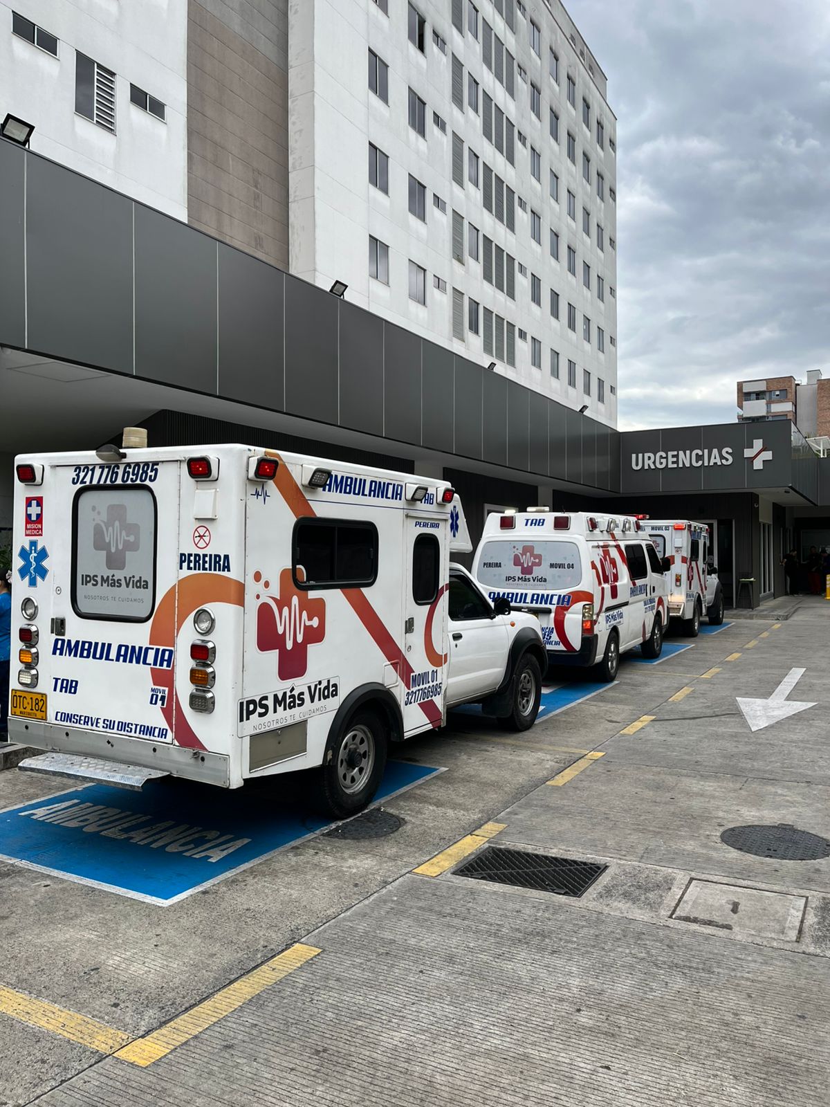 Flota de ambulancias IPS Más Vida en zona de urgencias