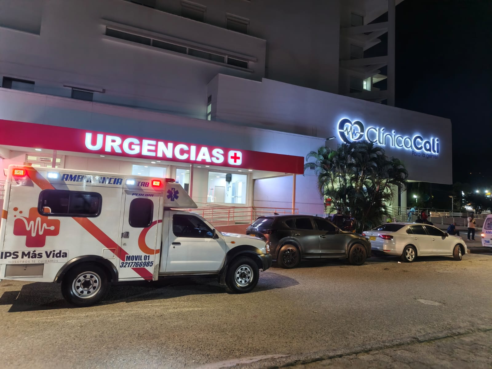 Ambulancia IPS Más Vida frente a clínica de urgencias nocturna
